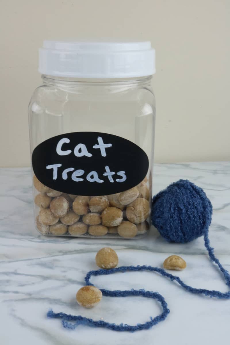 If you're wondering how to make homemade cat treats, check out these homemade treats your cat will love. Try them today.
