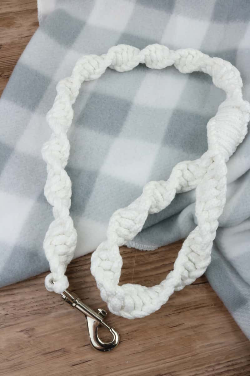 Check out this Nylon Rope Dog Leash DIY and easily make your dog a homemade dog leash. Try this easy DIY leash project today.